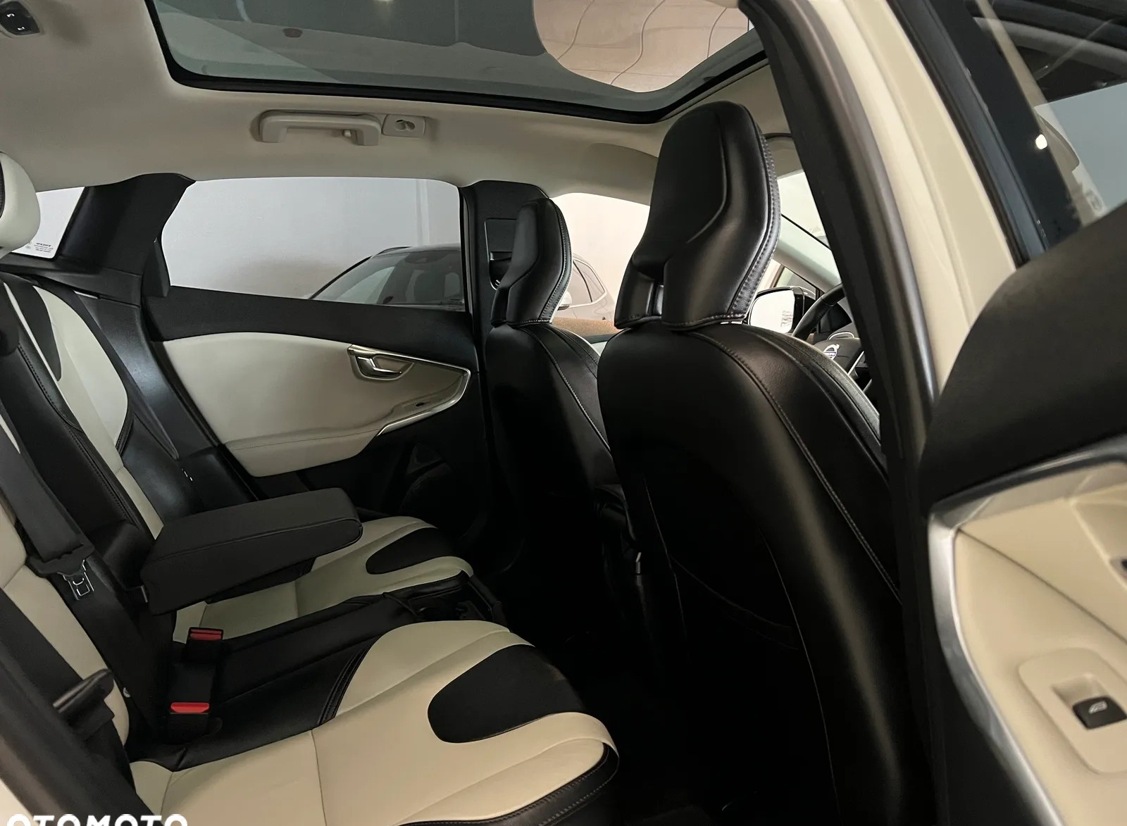 Volvo V40 cena 85900 przebieg: 142000, rok produkcji 2016 z Pilawa małe 562